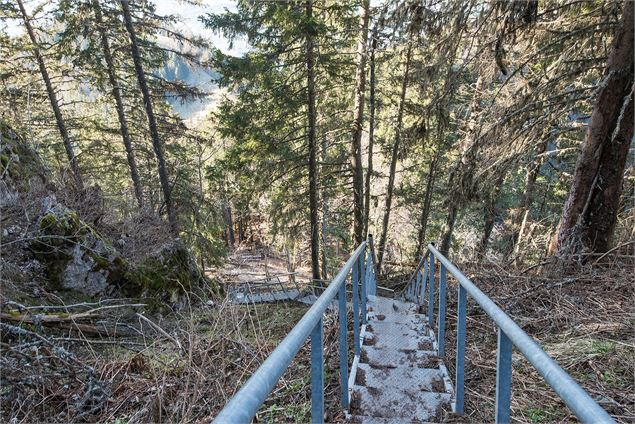 Les escaliers en cours d'ascension - Yvan Tisseyre/OT Vallée d'Aulps