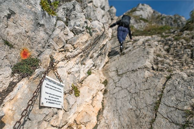 Le couloir rocheux équipé de chaînes juste avant d'atteindre le sommet - Yvan Tisseyre / OT Vallée d