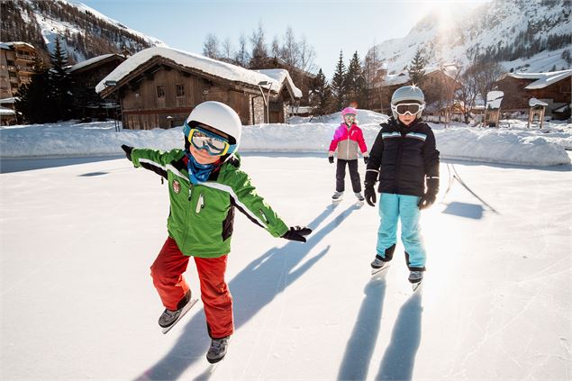 Trois enfants à la patinoire de Val d'Isère - Yann ALLEGRE