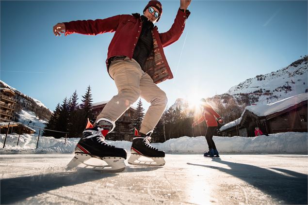 Un homme sur les patins à la patinoire de Val d'Isère - Yann ALLEGRE