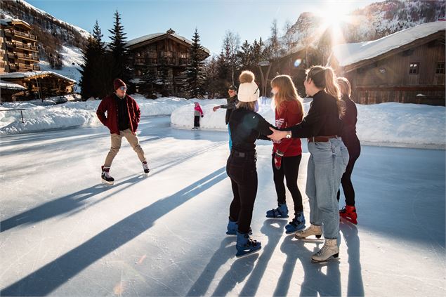 Groupe d'amis qui font du patin à glace à la patinoire de Val d'Isère - Yann ALLEGRE