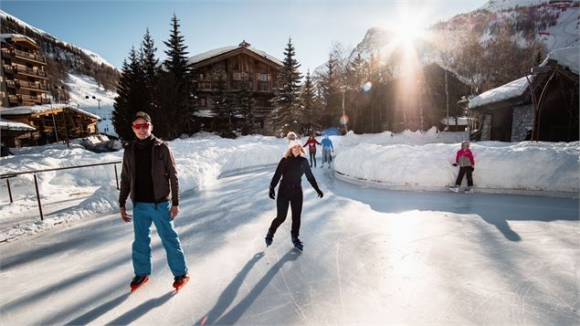 Groupe d'amis qui font du patin à glace à la patinoire de Val d'Isère - Yann ALLEGRE