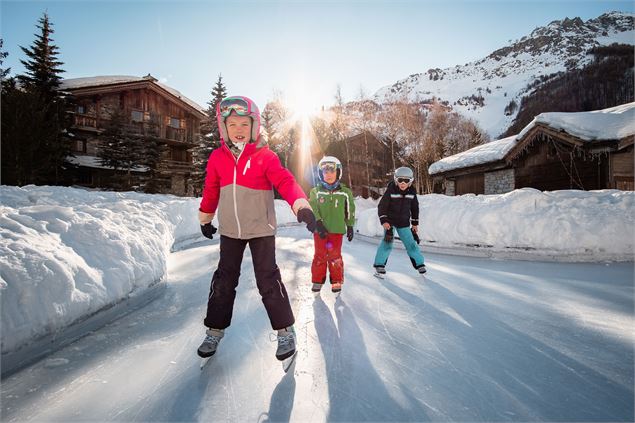 Des enfants qui font du patin à glace à la patinoire de Val d'Isère - Yann ALLEGRE