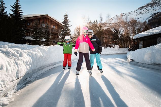 Des enfants qui font du patin à glace à la patinoire de Val d'Isère - Yann ALLEGRE