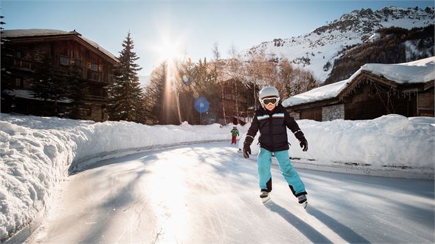 Un enfant qui fait du patin à glace à la patinoire de Val d'Isère - Yann ALLEGRE