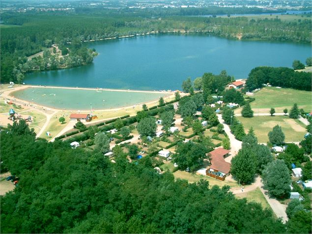 Vue aérienne du camping et de la base de loisirs  du Lac de Cormoranche - Stéphane Félix