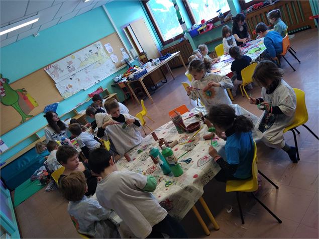 Atelier peinture pour les enfants du Club des Petits Montagnards - M.Ghezli - Mairie de Châtel