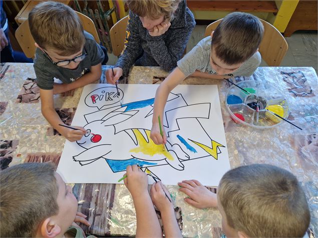 Les enfants colorient ensemble - M.Ghezli - Mairie de Châtel