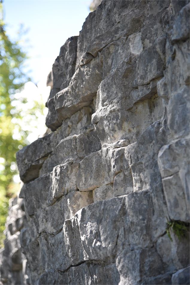 monolythe calcaire et voies d'escalade - Wendy Vincent