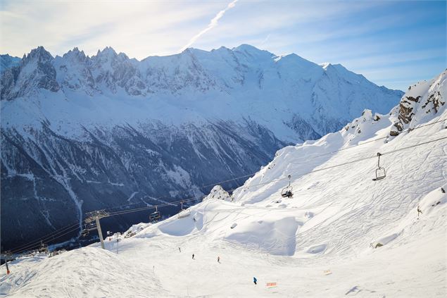 Vue pistes et télésiège avec vue Mont Blanc - OT Vallée de Chamonix-Mont-Blanc