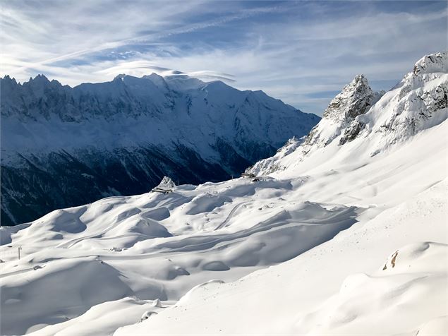 Pistes de ski en poudreuse avec vue Mont Blanc - OT Vallée de Chamonix-Mont-Blanc