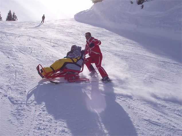 Descente d'une piste en Taxiski avec l'école du Ski Français - Châtel Sensations