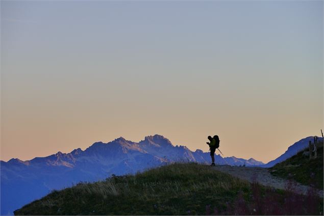 Un randonneur sur le TAA au coucher du soleil - Eric David