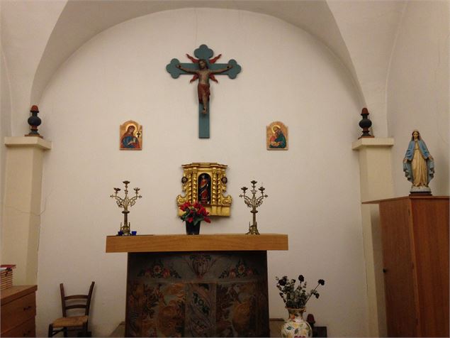 Courchevel : chapelle Sainte-Madeleine, table d'autel et tabernacle - Courchevel Tourisme