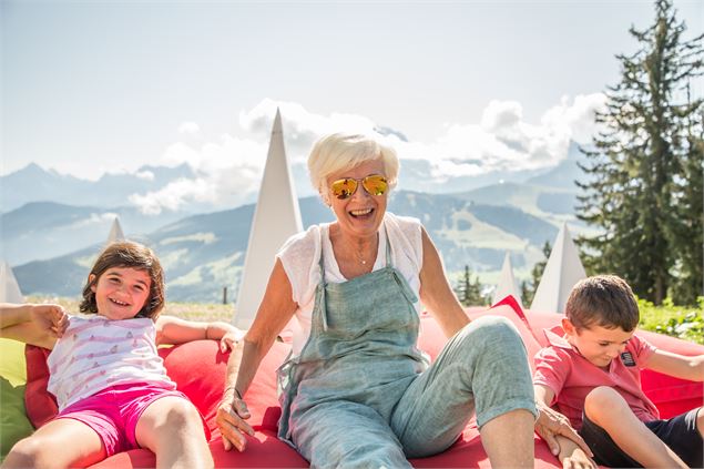 De quoi se reposer en famille à l'aire de jeux panoramique des Portes du Mont-Blanc - Soren Rickards