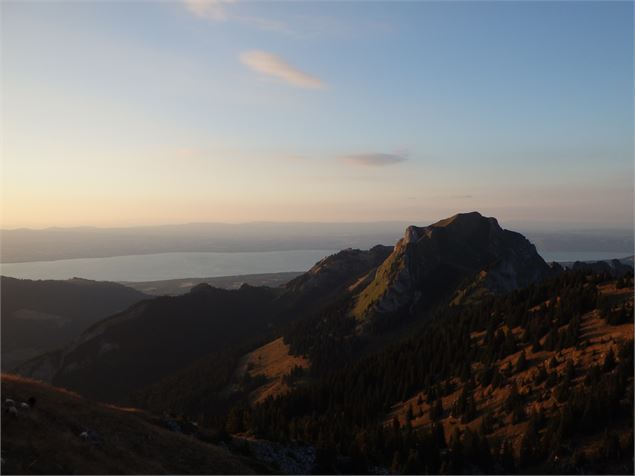 Mont Billiat depuis la pointe d'Ireuse au coucher de soleil - Office de Tourisme des Alpes du Léman