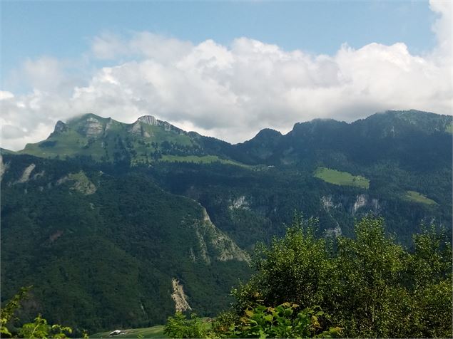 Vue sur le Mont Billiat depuis la chapelle d'Hermone - Office de Tourisme des Alpes du Léman