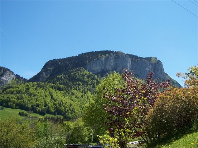 Rocher de la Mottaz vue depuis le chef-lieu de Bellevaux - Office de Tourisme des Alpes du Léman