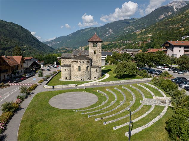 La Basilique Saint Martin vue du ciel avec son théâtre de verdure - Ambroise Abondance