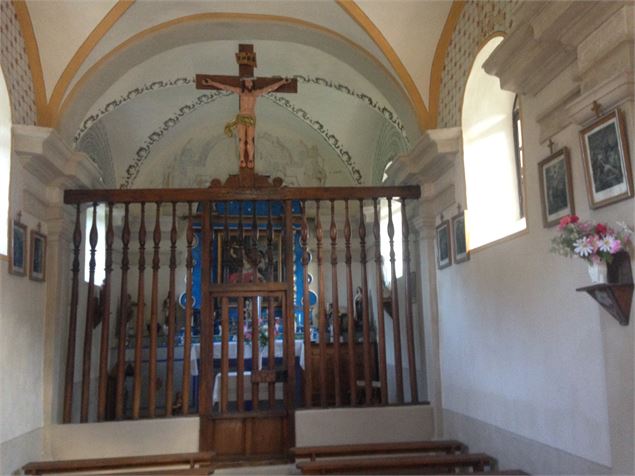 Les Belleville : chapelle Saint-Barthélemy, vue intérieure et retable - DD/FACIM