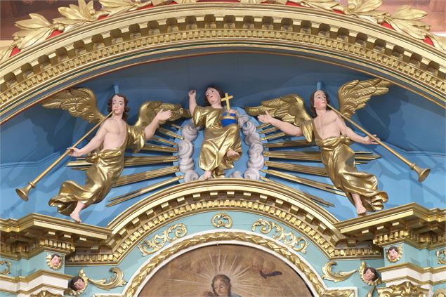 Sommet du retable de l'église de la Giettaz avec angelots dorés - V. Jacques - Drone de regards