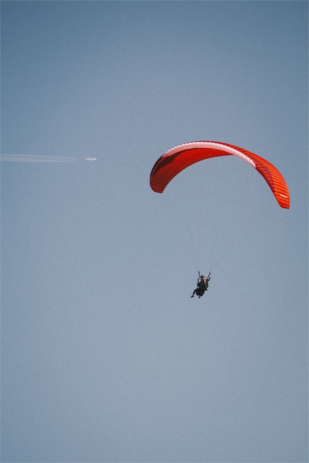 Parapente au dessus du Pleney de Morzine - Sam Ingles