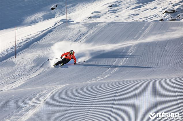 Un skieur en Carving sur neige de velour à méribel - Méribel Tourisme - Sylvain Aymoz