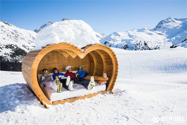 Skieurs dans une cabane en forme de coeur sur les pistes de la station de ski de Méribel - Méribel T