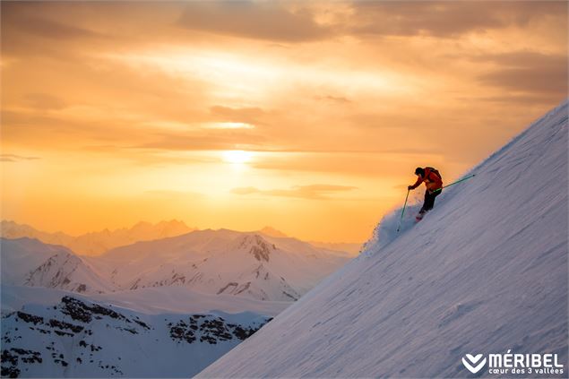Skieur en poudreuse au couché sur soleil. - Méribel Tourisme - Sylvain Aymoz