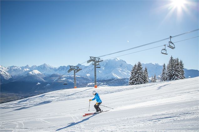 Ski sur la rouge Mélèzes à proximité du télésiège de Pertuis face au Mont-Blanc - Soren Rickards