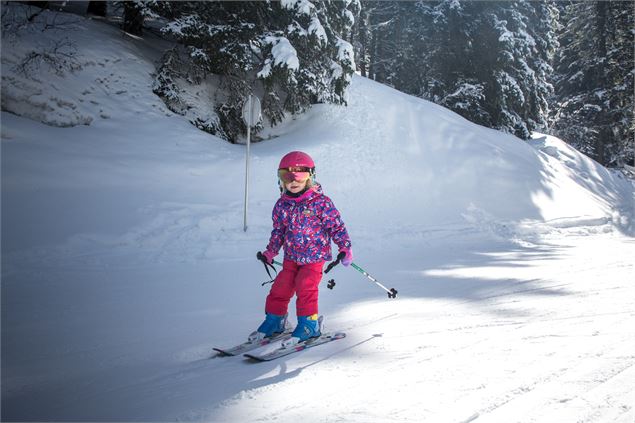 Le ski est adapté aux enfants, dans les sous bois à Combloux - Soren Rickards