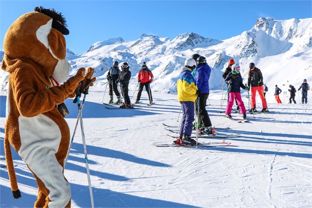 Sorlinette la mascotte à la rencontre des skieurs - © OT Saint Sorlin d'Arves - V Bellot-Mauroz