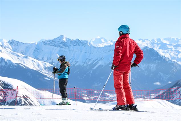 Skieurs au sommet du télésiège Plan du Moulin Express - © OT Saint Sorlin d'Arves - V Bellot-Mauroz