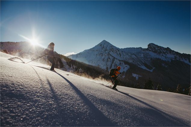deux skieurs skiant dans la poudreuse du Domaine skiable de Morzine en hiver - Sam Ingles - OT Morzi