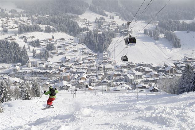 un skieur faisant du hors pistes sur le Domaine de ski Morzine Les Gets - Sam Ingles - OT Morzine