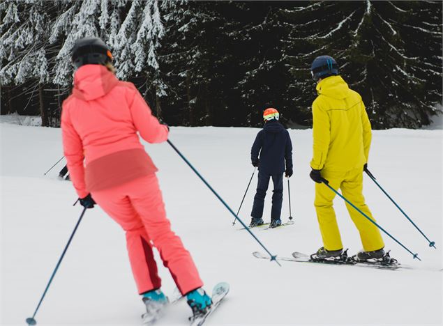 3 Skieurs skiant sur pistes - Sam Ingles - OT Morzine