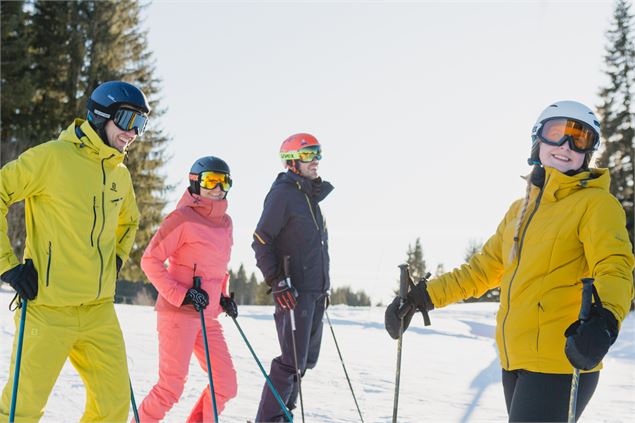 4 Skieurs à l'arrêt sur le bord d'une piste - Sam Ingles - OT Morzine