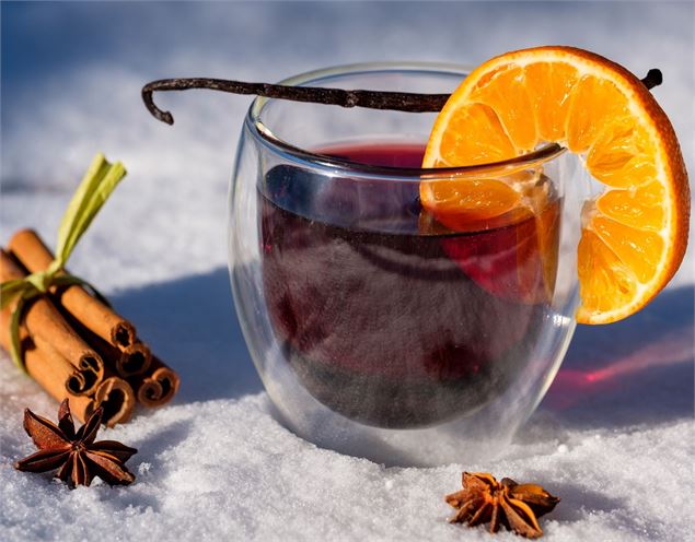 verre de vin chaud et épices dans la neige - Pixabay