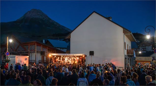 Concert des Celti'cimes sur la Place Opinel à Albiez - OT MCM