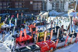 Vue sur les stands de test Place Caron - T.Loubere - OT Val Thorens