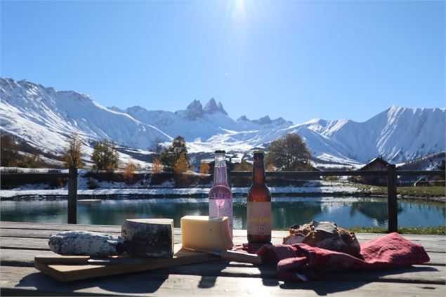 Pique-nique produits locaux  devant les Aiguilles d'Arves - OT MCM