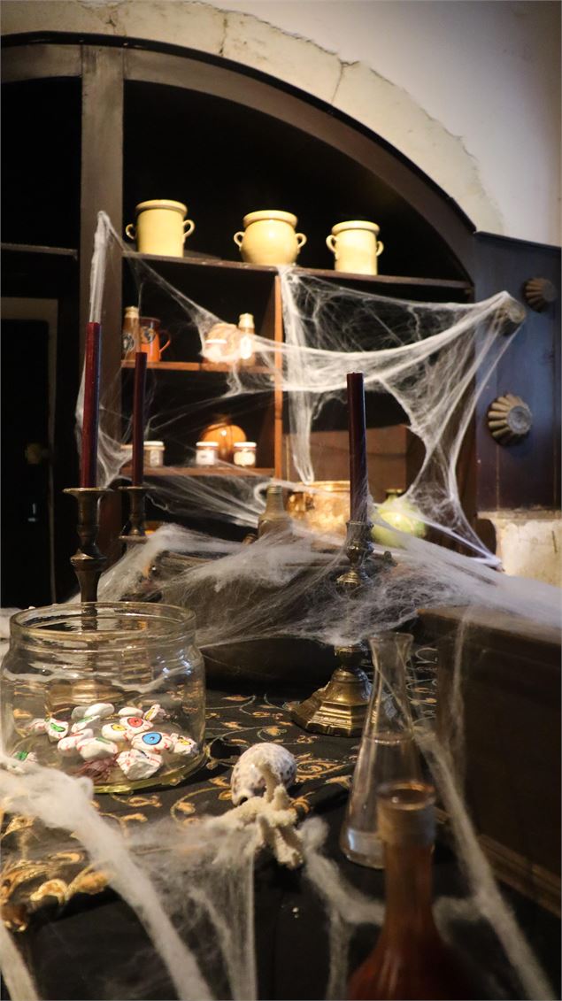 Château décoré pour halloween - Dep74