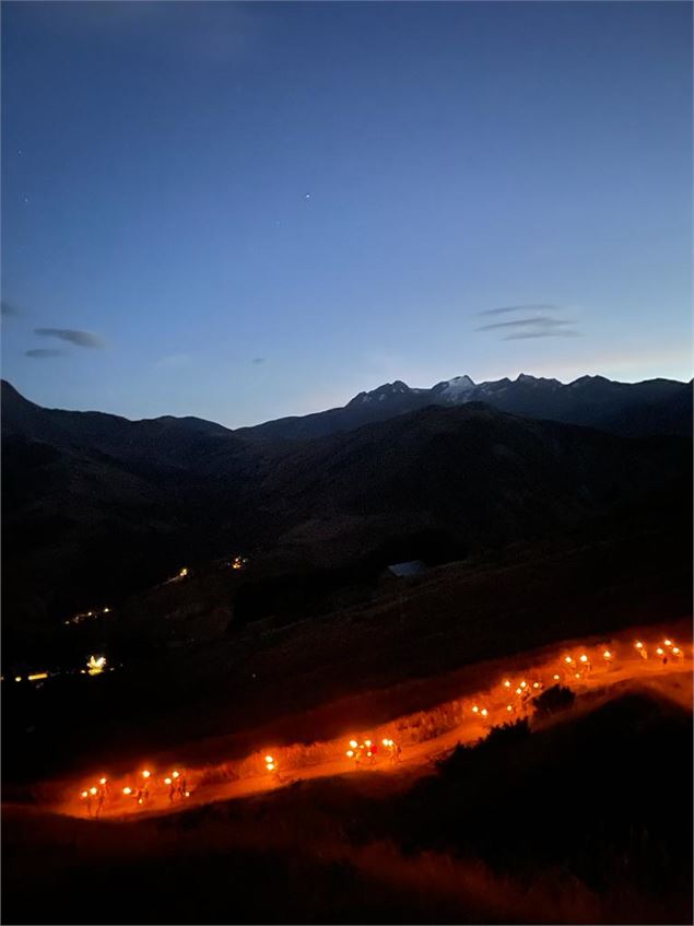 Traversée de la veillée lumineuse - Office de Tourisme de Saint Jean d'Arves Les Sybelles