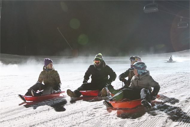 Groupe de personnes en luge en nocturne - OTHMV - S.Tachet