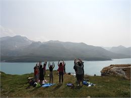 Groupe des personnes pratiquant le Qi Qong au-dessus du lac du Mont Cenis - Marion Lett