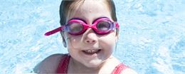 enfant souriant dans la piscine - Sally Winn Pixabay