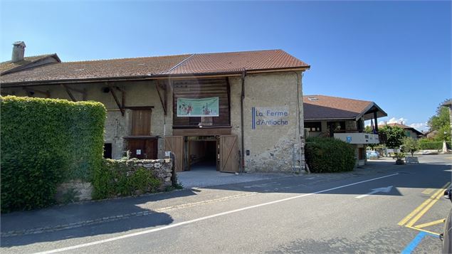 Galerie vue de l'extérieure - @Ferme d'Antioche - Mairie de Nernier