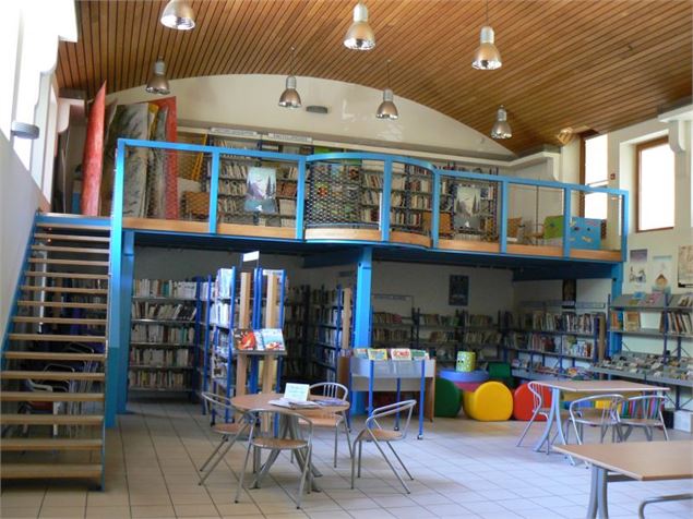 intérieur de la médiathèque - mairie La Tour en Maurienne