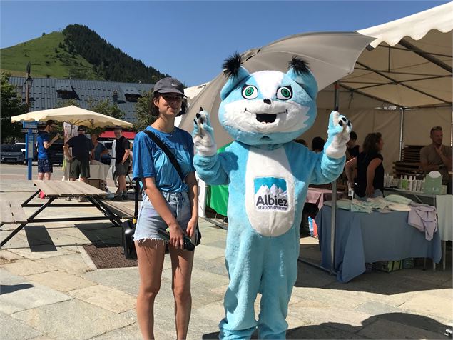 Emy la mascotte fait son marché - OT MCM