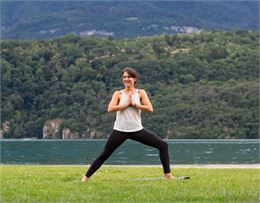 Marion Boucher en posture de yoga au bord du lac d'Annecy - Marion Boucher